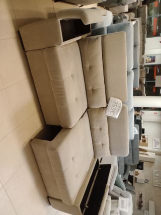 Sofá de tela beige y gris