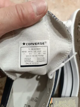 Playeras azules y blancas