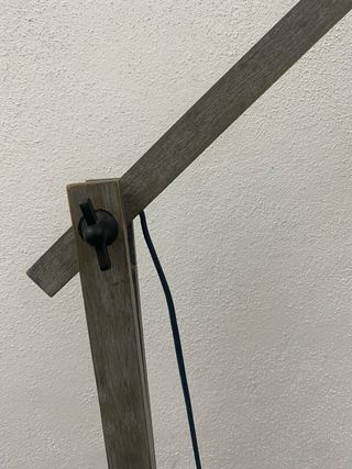 Lámpara de pie de estilo industrial madera y metal