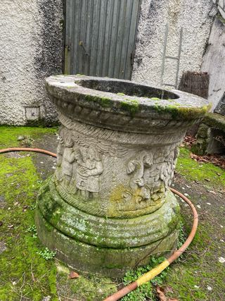 Banco de piedra antiguo con pozo