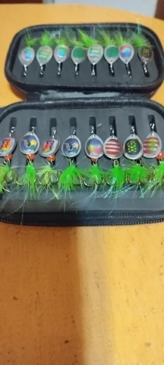 Estuche con cucharillas de pesca