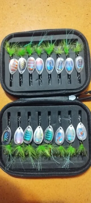 Estuche con cucharillas de pesca