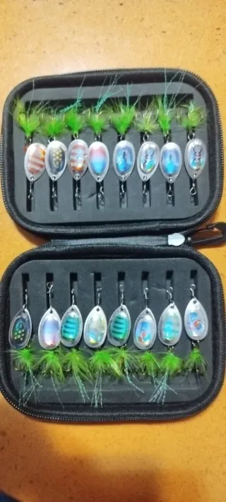 Estuche con cucharillas de pesca