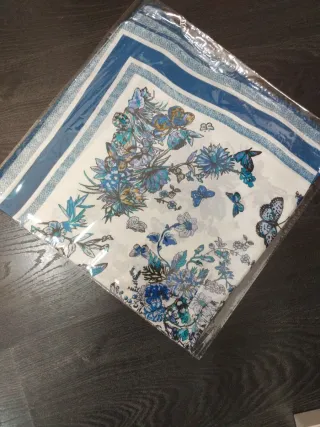 Pañuelo seda estampado floral mariposas