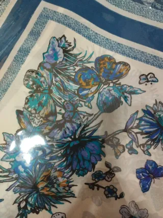 Pañuelo seda estampado floral mariposas
