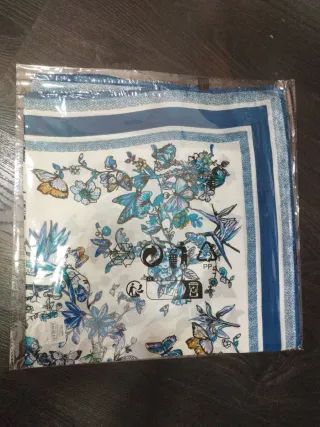 Pañuelo seda estampado floral mariposas