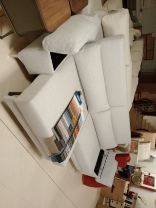 Sofá lineal de tela beige y gris