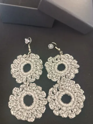 Pendientes plateados.