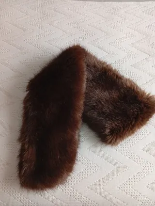 Estola de pelo marrón