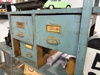 Estantería antigua de madera