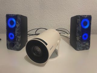 Proyector y 2 Altavoces
