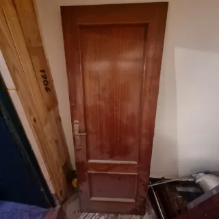 Puerta de madera maciza