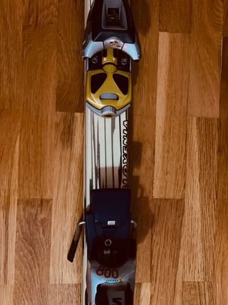 Esquís Elan con fijaciones Salomon