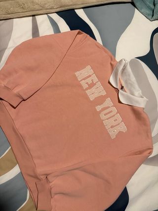 Sudadera rosa New York con cuello blanco