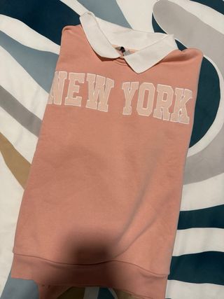 Sudadera rosa New York con cuello blanco