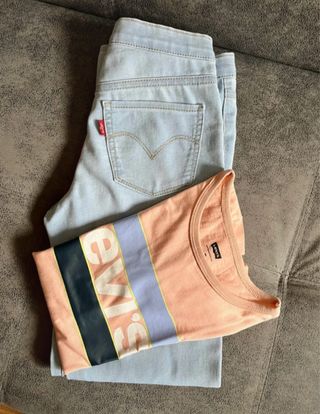 Pantalón vaquero Levi's y camiseta niña