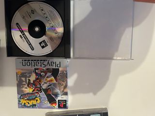 Consola PlayStation 1 Sony Gris con juegos.