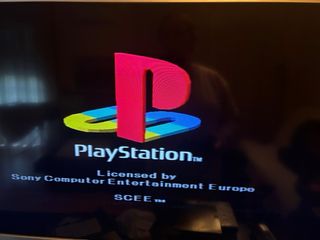 Consola PlayStation 1 Sony Gris con juegos.