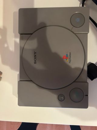 Consola PlayStation 1 Sony Gris con juegos.