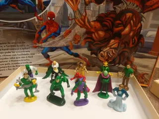 Tomo  de juegos, con figuras ,de Spider Man
