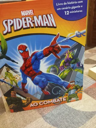 Tomo  de juegos, con figuras ,de Spider Man
