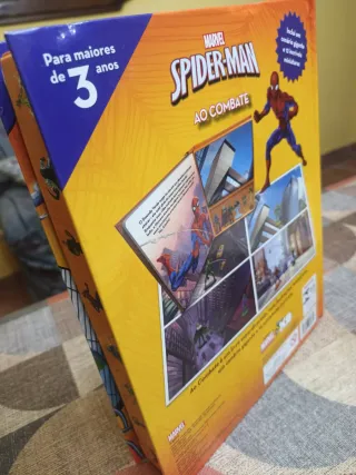 Tomo  de juegos, con figuras ,de Spider Man