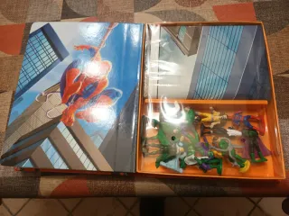 Tomo  de juegos, con figuras ,de Spider Man