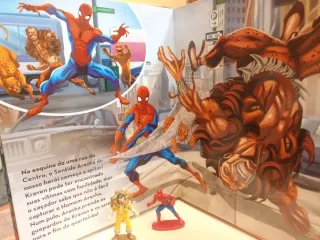 Tomo  de juegos, con figuras ,de Spider Man