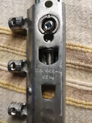 Appendiabiti nascosti per armadi (metallo)