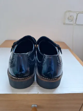 Zapatos de mujer negros con flecos