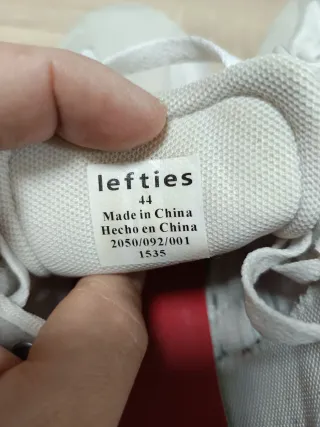 Zapatillas deportivas blancas con rayas