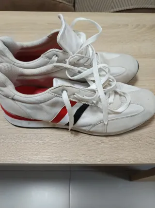 Zapatillas deportivas blancas con rayas