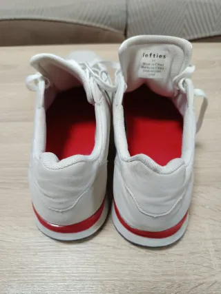 Zapatillas deportivas blancas con rayas