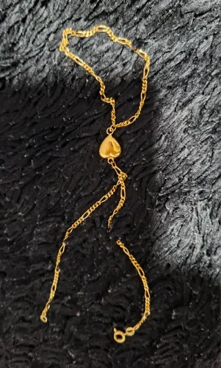 Pulsera de mano dorada con corazón