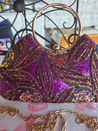 Bolso de fiesta morado y dorado