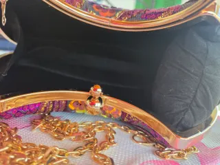 Bolso de fiesta morado y dorado