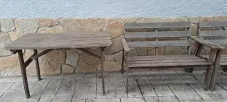 Mesa y banco de madera para jardín