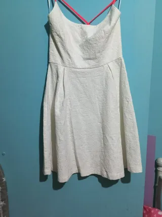 Vestido blanco con tirantes cruzados