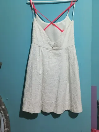 Vestido blanco con tirantes cruzados