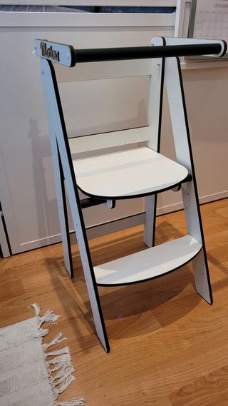 Torre Montessori in legno bianco adesiva.