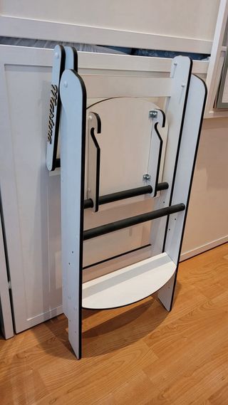 Torre Montessori in legno bianco adesiva.