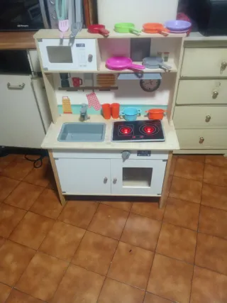 Cocinita de madera con accesorios
