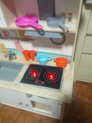 Cocinita de madera con accesorios