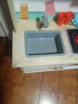 Cocinita de madera con accesorios