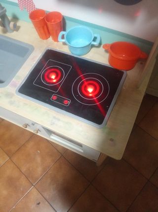 Cocinita de madera con accesorios