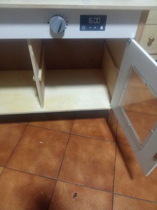 Cocinita de madera con accesorios