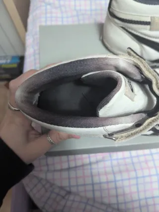 Botines Asics blancos y negros