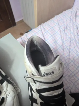 Botines Asics blancos y negros