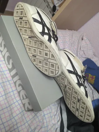 Botines Asics blancos y negros