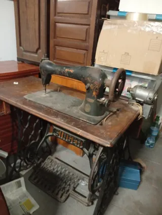 Máquina de coser Singer industrial y mesa auxiliar